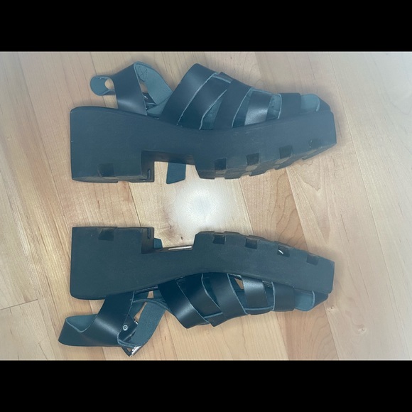 Black strappi sandals from Italy w/thick sole. - Picture 3 of 10